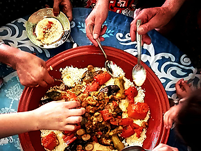 Comiendo cuscús marroquí en familia