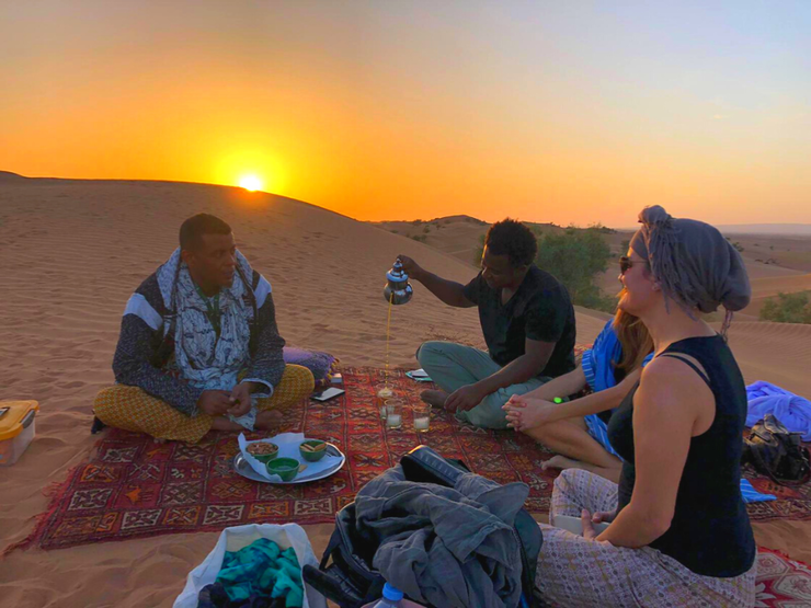 Posta de sol al desert amb te tradicional – Un moment màgic